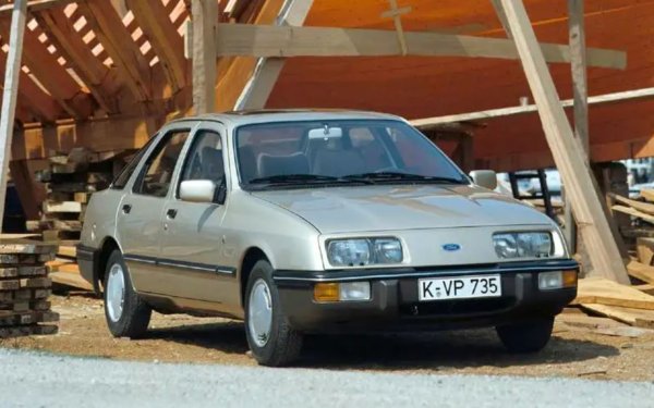 Въпреки своите безспорни качества, моделът лесно може да бъде пренебрегнат заради своя външен дизайн и хечбек версията, които се различават съществено от Cortina. Впоследствие Ford прибавя към хечбека комби версия, седан и вариант със задвижване на всички колела. Общите продажби на Sierra достигат 3,44 млн. броя.
По дизайна на модела работи Патрик льо Куемент, който след това участва в разработването на Renault Twingo, Megane, Vel Satis и Avantime.
